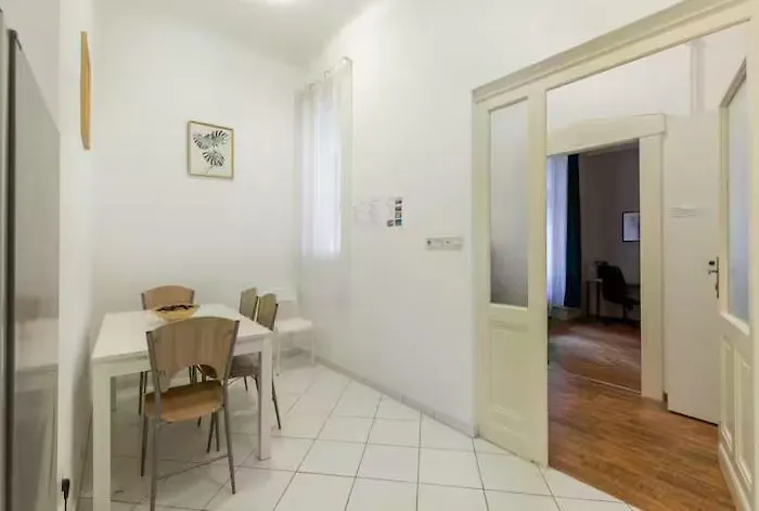 Jungle & Hideaway 2br And Danube River Appartement